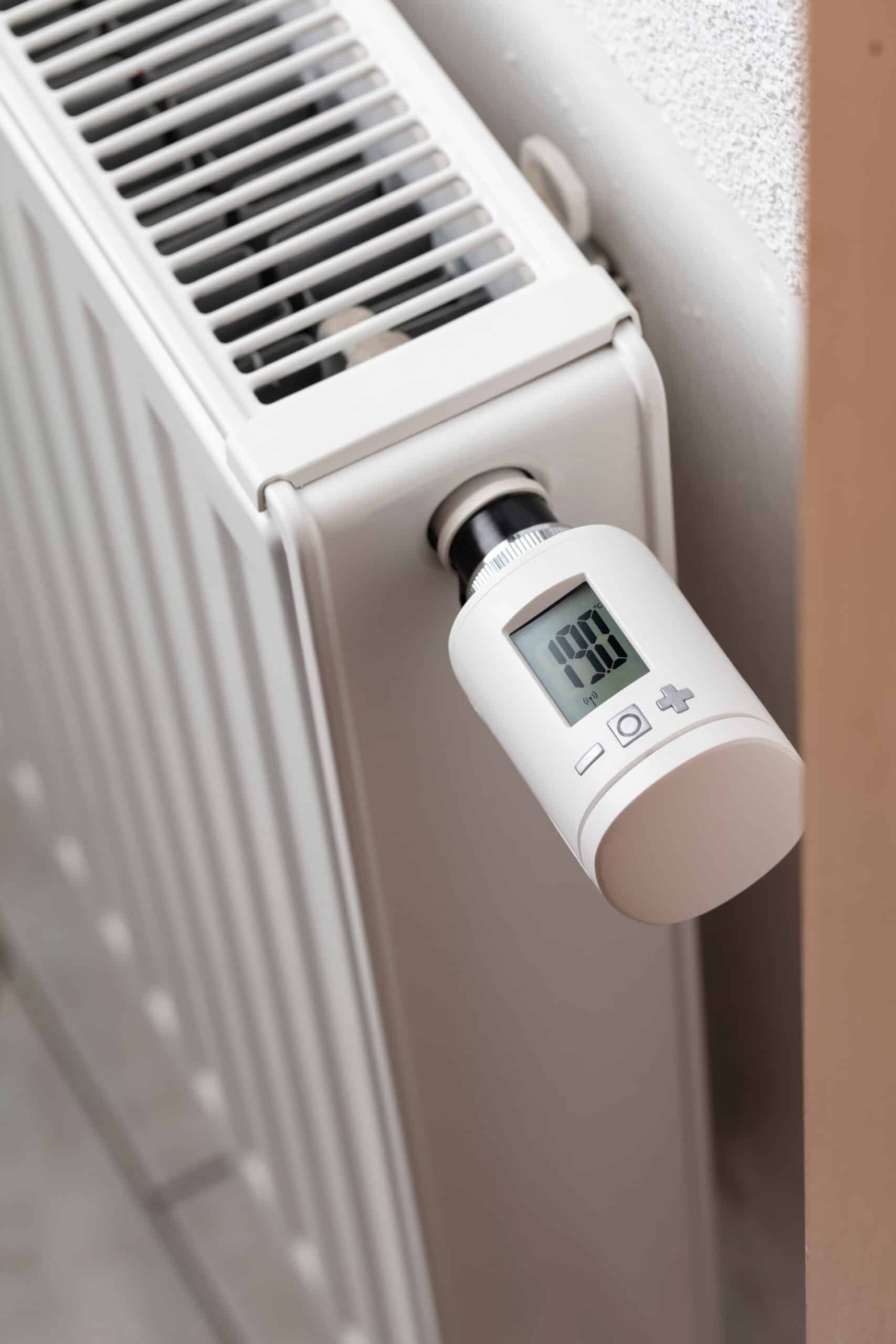 Radiateur blanc moderne équipé d'une vanne thermostatique digitale affichant 19.0°C. Optimisation du chauffage.